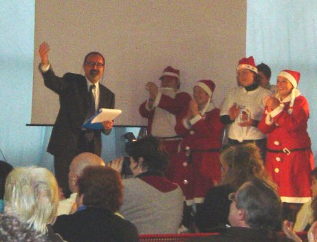 Il prof. Sartorio chiama sul palco i ragazzi vestiti da babbo Natale